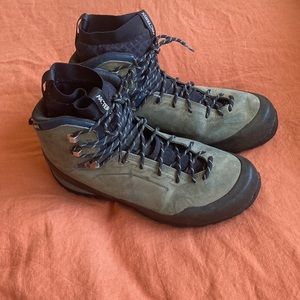 EUC Arc'teryx Mid GTX men Hiking Boots with liner